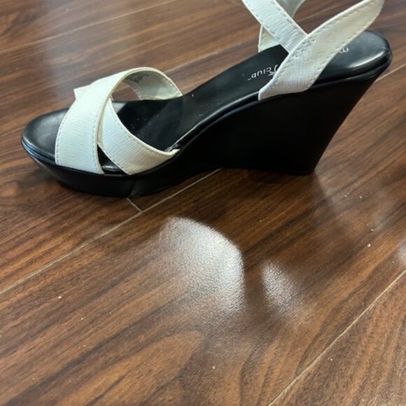 White shoe with black wedge - Picture 3 of 3